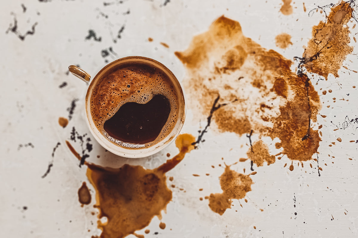Come rimuovere efficacemente le macchie di caffè: rimedi efficaci per ogni situazione